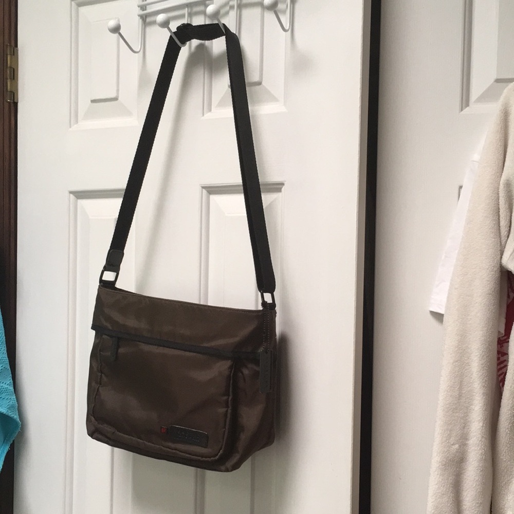 Kenneth Cole Reaction crossbody brown nylon w/blk trim & wide web strap. Unisex.